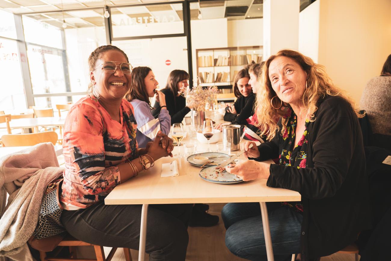 Une cantine intergénérationnelle est organisée une fois par mois.