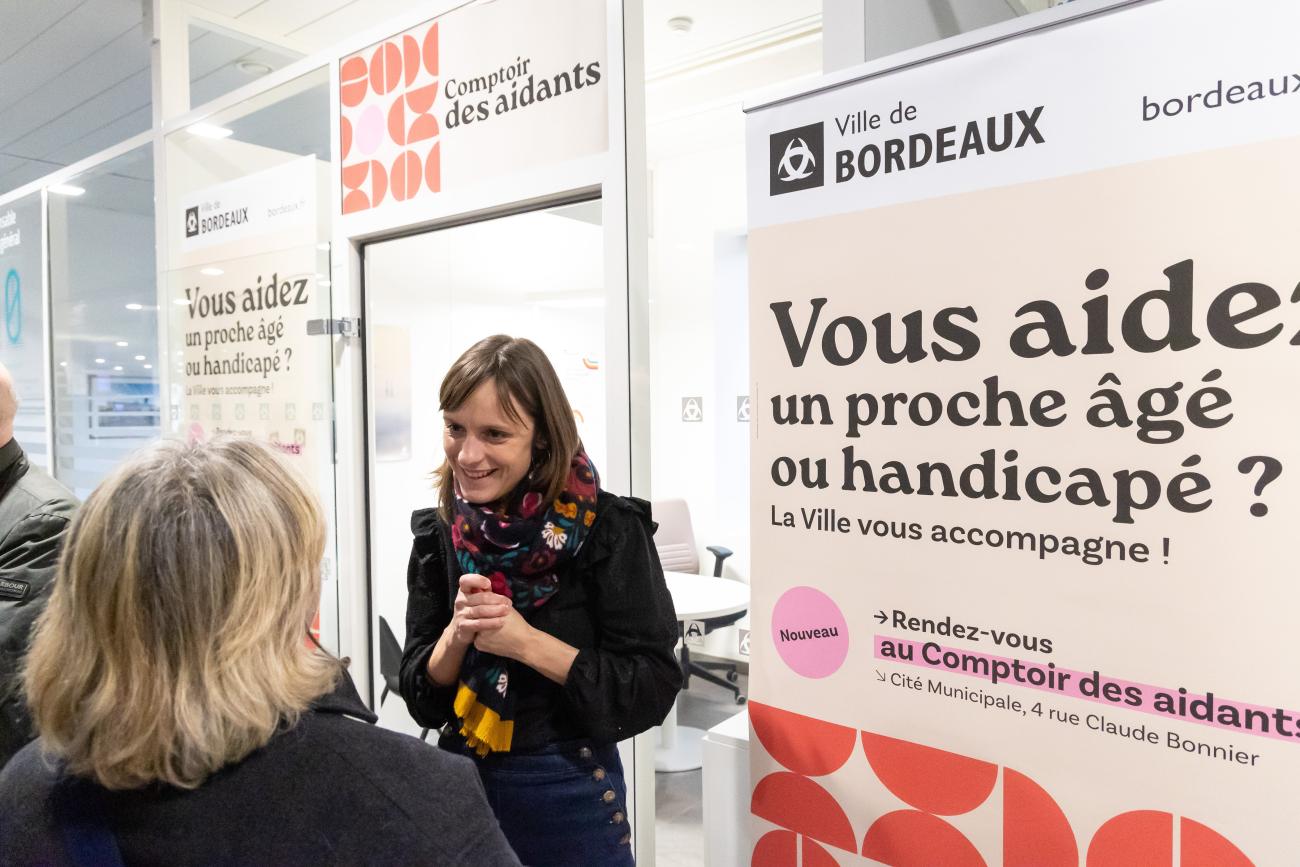 Fanny Biron, la responsable du Comptoir des aidants, accueille une habitante.