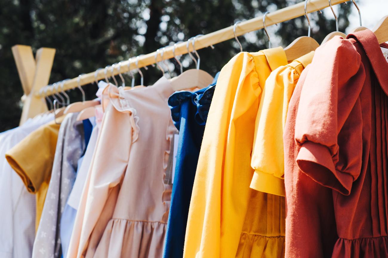 vente de vêtements à un vide-greniers 
