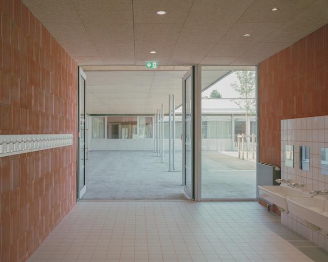 Photo : © Exposition Lutte des classes. Architectures et situations d’apprentissage, Groupe scolaire de la Chênaie, Saint-Étienne-de-Montluc (44), France, 2024. Photo © Charles Bouchaïb