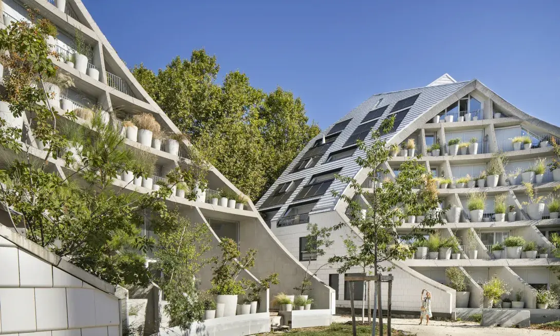 Le quartier Bastide-Niel, en pleine mutation. Un immeuble végétalisé tout juste construit.